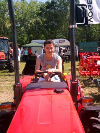 A nagylányom és egy kiállítási traki